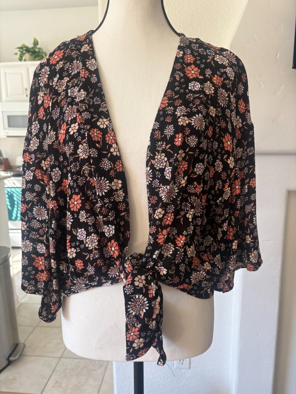 Pink Rose Black Floral Tie Front Crop Top L 6- 10 Boho Bell Sleeve Shrug